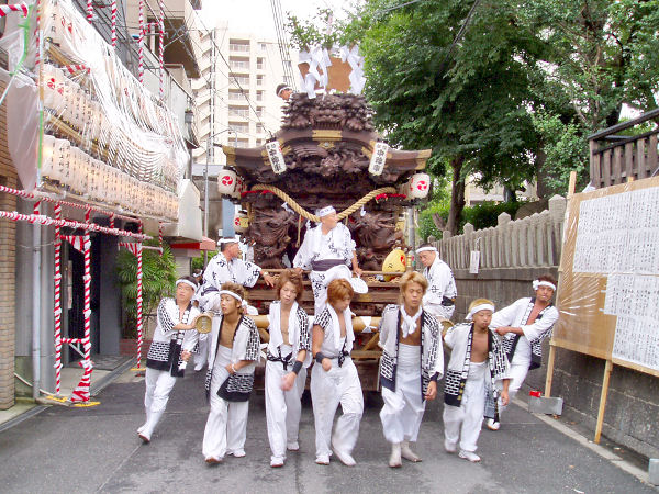 2008/07/31 18:09 神社東側 夜の曳行へ出発です
