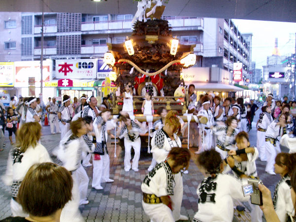 2008/07/31 18:57 JR塚本駅前 塚本駅前での龍踊り