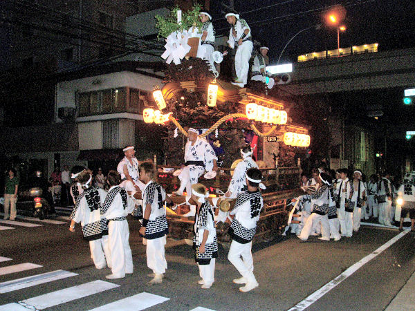 2008/07/31 19:32 姫島通り 姫島通りを曳いて行きます