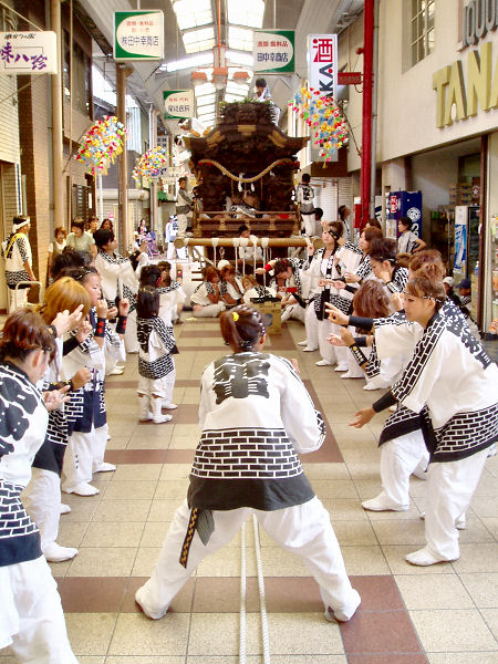 2008/08/01 14:58 「田中幸酒店」前 ご接待のお店前でひと踊り