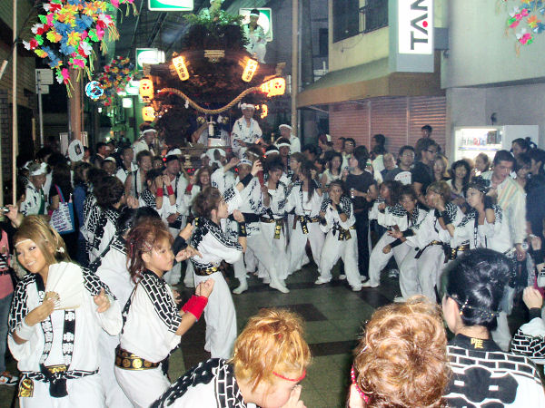 2008/08/01 21:31 野里本町商店街 宮入り前の龍踊り、みんな盛り上がってます!