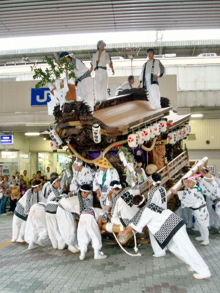 2009/08/01 18:20 JR塚本駅前 塚本駅前で廻す中神車