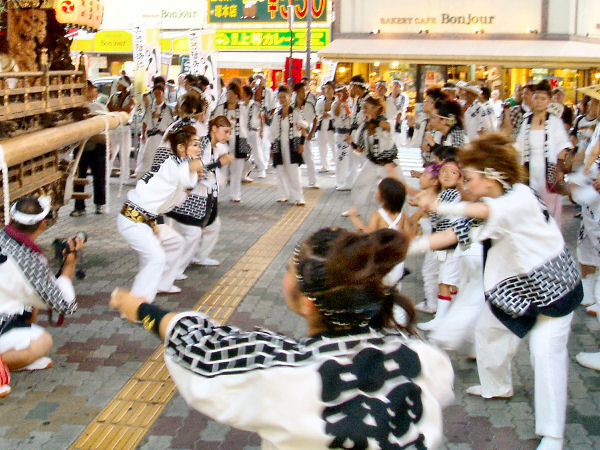 2010/08/01 18:44 JR’Ë–{‰w‘O ’Ë–{‰w‘O‚ł̗´—x‚è