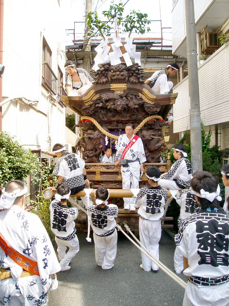 2011/07/31 13:54 おなじみの狭い道、今年は上手く抜けられるか?