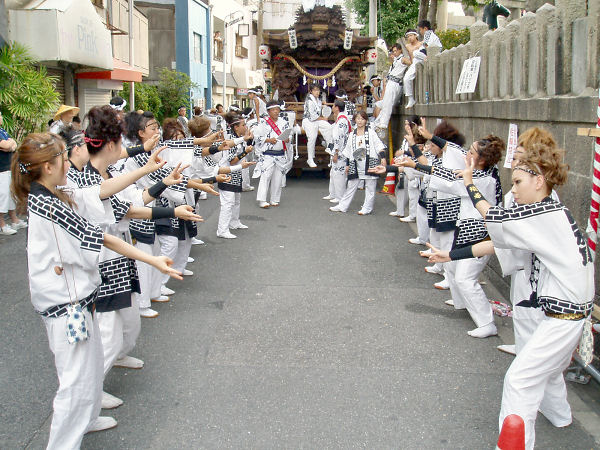2011/07/31 17:27 夜の曳行出発前にひと踊り