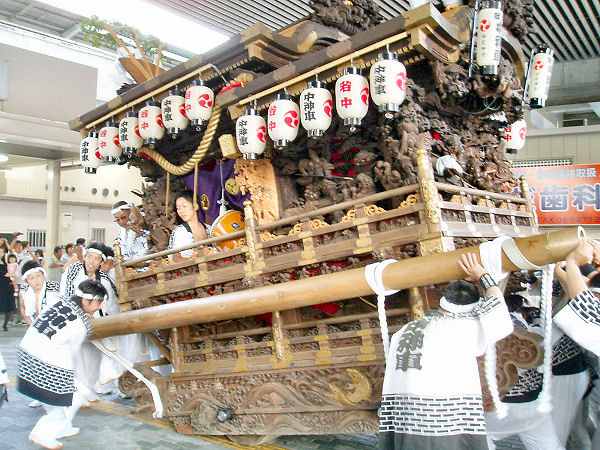 2011/07/31 18:16 恒例、塚本駅前でのだんじり廻し