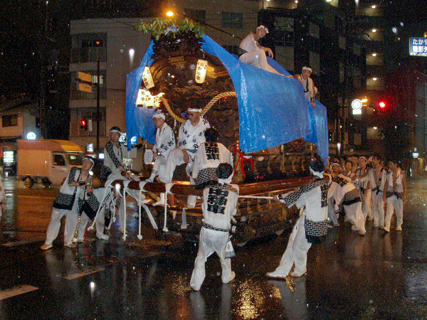 2011/07/31 20:27 突然の豪雨にも負けずに曳行中!