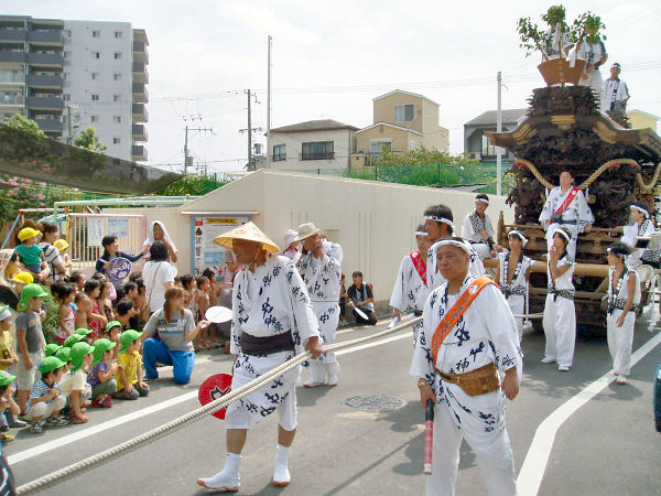 2011/08/01 10:13 保育園のこどもたちに迎えられて