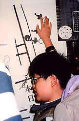 光島貴之氏作品を手で触る男の子の写真
