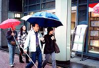 雨の中の移動の写真