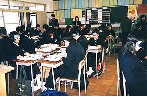 アイマスクをした生徒達