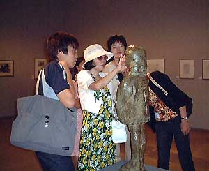 彫刻を触る女性写真2