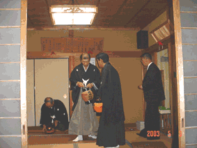 提灯に火を入れます