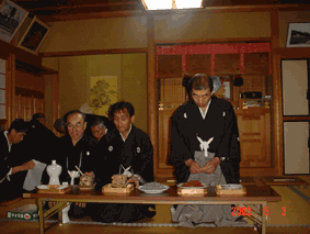 御神饌授与をする渡番組長