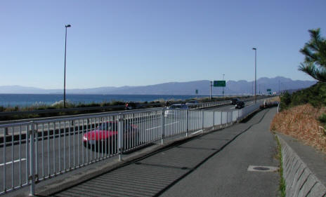 自転車道路と西湘バイパス jitensyadou_and_R246.jpg