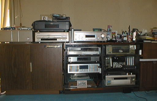 AV_rack1999.jpg (AVラックの写真)
